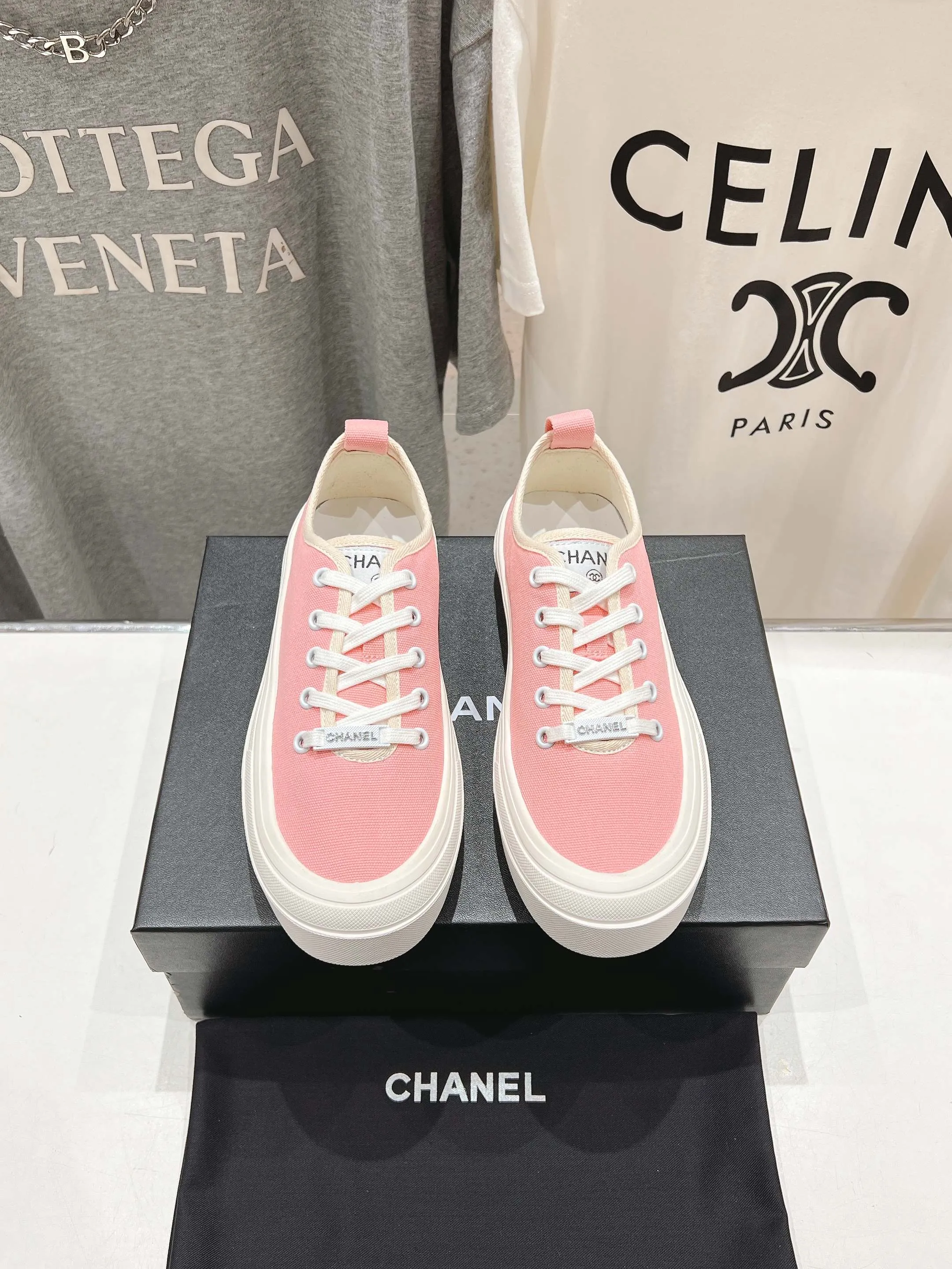 👟👟Ex-factory price 400👟👟 Chanel* Xiaoxiang 2025ss latest casual shoes, the currently super popular biscuit shoes. Internet celebrity Xiaohongshu is crazy about hot recommendations. The silly and cute style has a retro flavor! The shape is special and very recognizable. It makes your legs slimmer and longer. It is absolutely powerful. It is also very comfortable to wear. It has good looks. It is comfortable and increases your height. I must recommend it to everyone. The main feature of this year's series is minimalist style. ✔Fabric: original customized canvas. ✔Feet: water-dyed cowhide, comfortable on the feet. ✔Outsole: open-molded high-elastic rubber platform sole. ✔Number: 35-39.